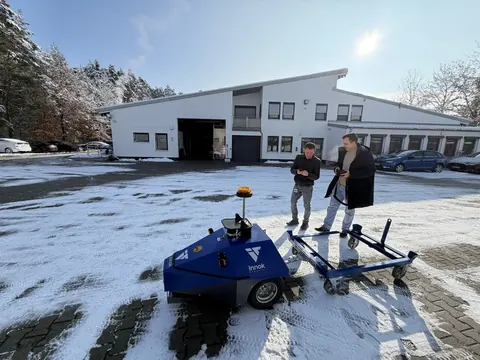 Pallet chassis: Empty pallet chassis behind an INDUROS in the snow