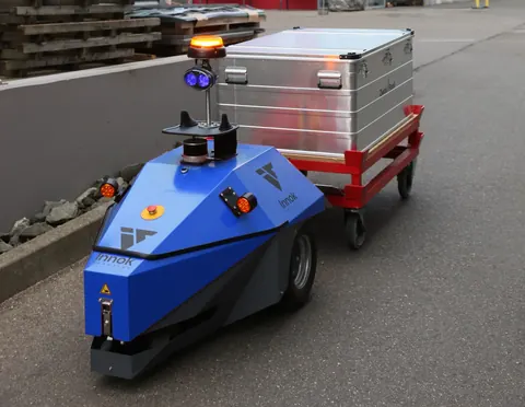 INDUROS 1300: Towing a box trailer outdoors