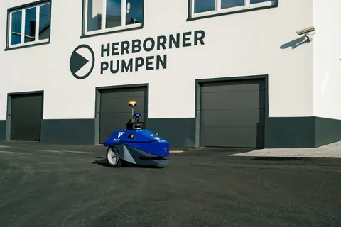 INDUROS 1300: Outdoors in front of production halls