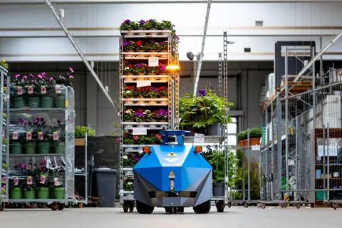 INDUROS 700: Towing a flower trolley in a hall