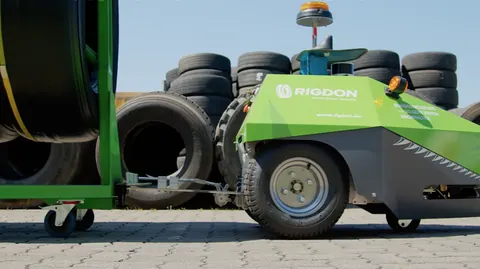 INDUROS 700: Outdoors with a tyre trailer