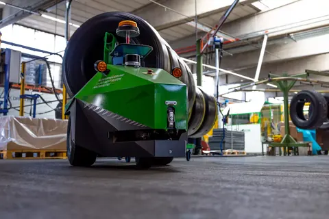INDUROS 700: Towing a tyre trailer indoors