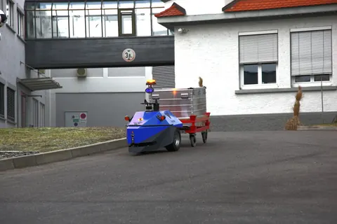 INDUROS 700s: Towing a trolley with aluminium boxes outdoors