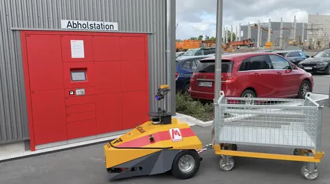 INDUROS 700s: INDUROS towing a mesh-box trailer outdoors