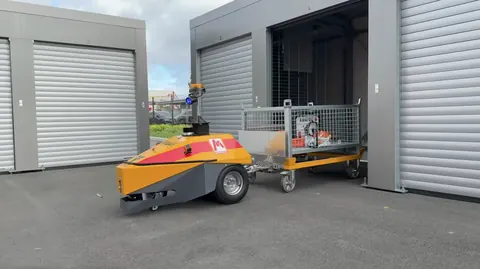 INDUROS 350s: INDUROS with a trailer at a hall door