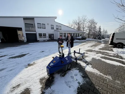 INDUROS 700: Outdoors in the snow with a pallet chassis