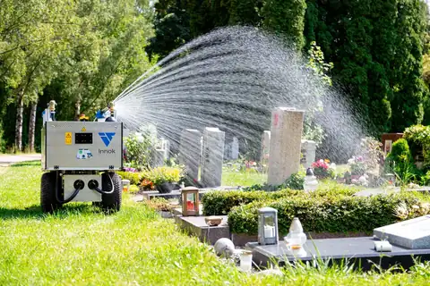 RAINOS: Graven op een begraafplaats bewateren