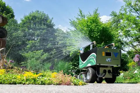 RAINOS: Een beplant perk in een park bewateren