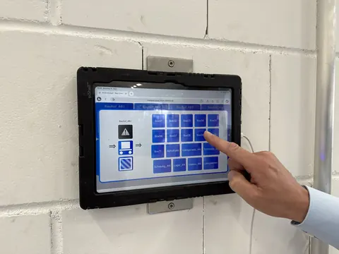 BayControl: Station overview on a wall-mounted tablet